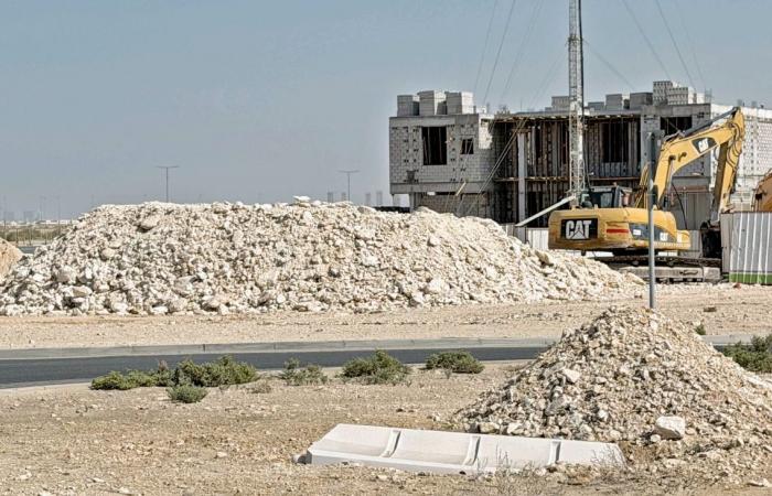 مطالبات بإزالة مخلفات الكسارات والبناء