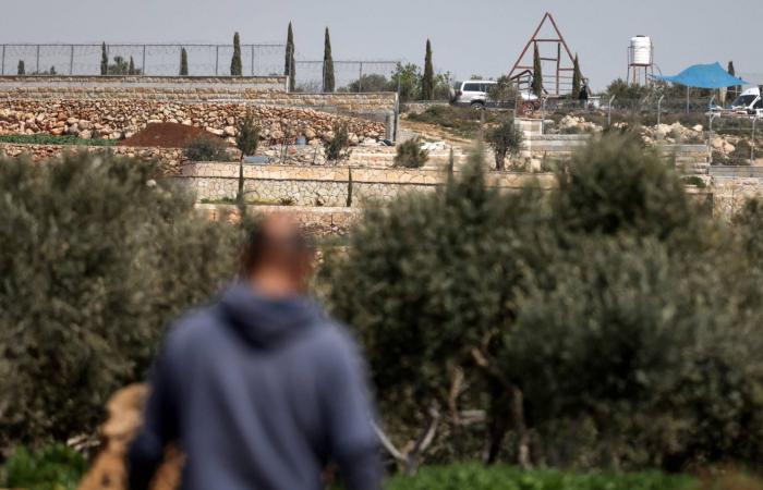 مستوطنون
      يجبرون
      فلسطينيين
      على
      إعادة
      دفن
      جثمان
      والدهم
      في
      الضفة
      الغربية