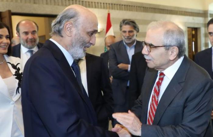 جعجع:
      المفاوضات
      يجب
      تنتهي
      إلى
      وضع
      طبيعي
      ودائم
      على
      الحدود
      لا
      لتهدئات
      مؤقتة
