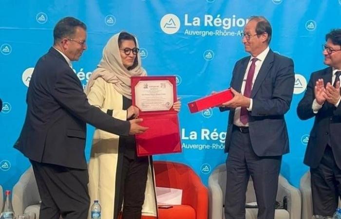 الأميرة
      مشاعل
      بنت
      محمد
      آل
      سعود
      تحصد
      جائزة
      «التميز
      الإبداعي»
      في
      فرنسا