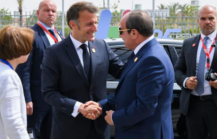 السيسي لماكرون: مصر ترفض بشكل "قاطع" تعرض الدول العربية لأي مساس بسيادتها