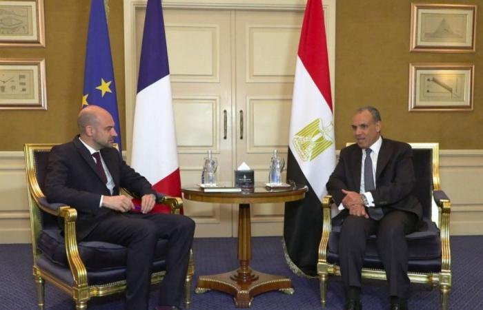  وزير الخارجية المصري يبحث مع نظيره الفرنسي سبل خفض التصعيد بالمنطقة