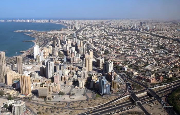 الجيش الكويتي يعلن رصد مسيرات معادية في أجواء البلاد والتعامل معها