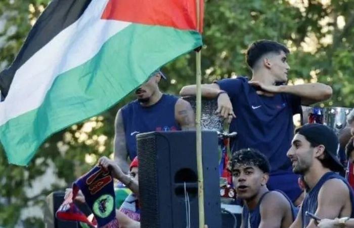 بالفيديو.. لامين يامال يرفع علم فلسطين خلال احتفالات برشلونة بالفوز بالدوري  