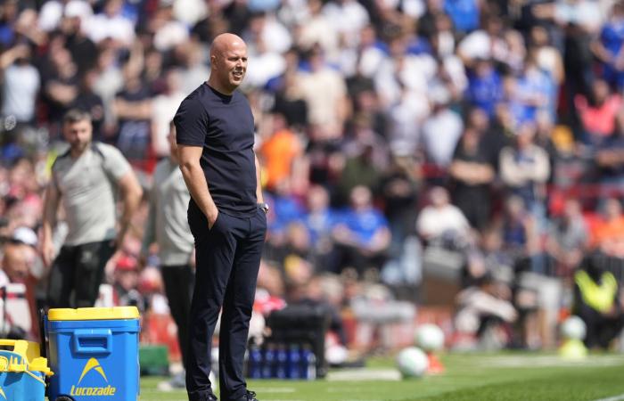 ليفربول
      وأستون
      فيلا
      لحسم
      التأهل
      لدوري
      الأبطال...
      وسلوت
      تحت
      المهجر