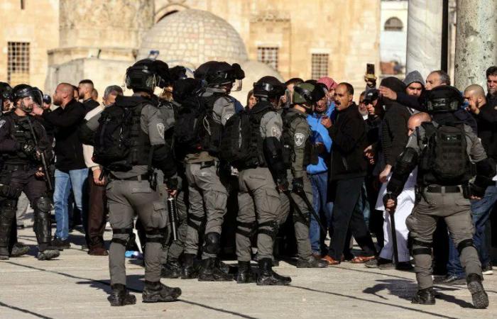  قوات الاحتلال الإسرئيلي تعتدي على مصلين بالمسجد الأقصى