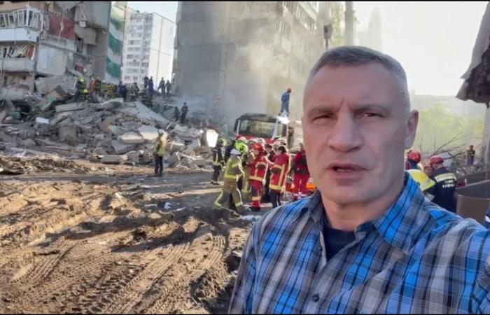 شاهد.. رئيس بلدية كييف يزور موقع الهجوم الروسي على العاصمة الأوكرانية