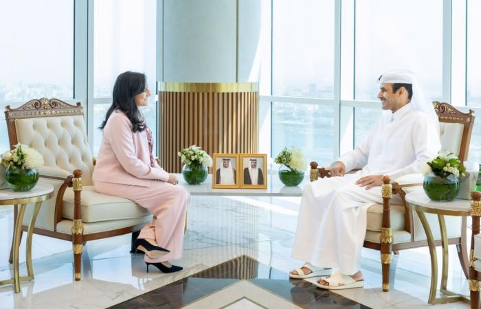 وزير الدولة لشؤون الطاقة يجتمع مع وزيرة خارجية كندا