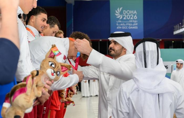 دورة الألعاب الخليجية الدوحة 2026 .. رئيس اللجنة الأولمبية القطرية يتوج الفائزين في منافسات السباحة