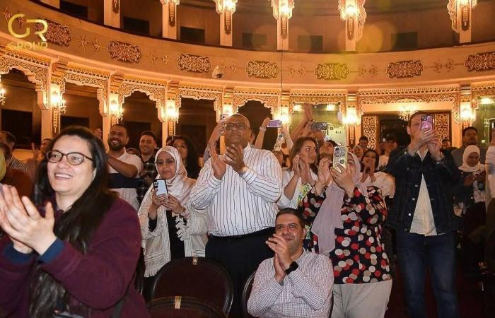 لماذا
      ظلَّ
      المسرح
      القومي
      «بيت»
      الفنانين
      المصريين
      حتى
      لحظاتهم
      الأخيرة؟