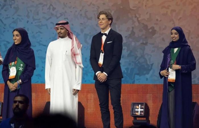 12
      جائزة
      خاصة
      لطلبة
      السعودية
      في
      «آيسف
      2026»