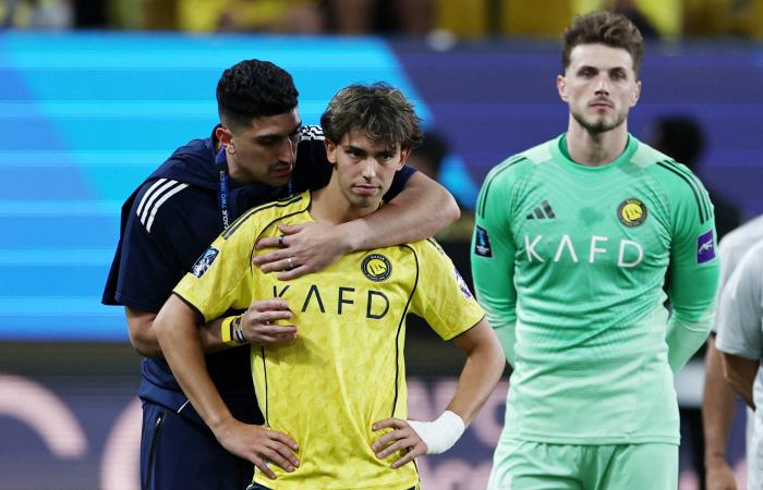 رونالدو...
      14
      بطولة
      مفقودة
      مع
      النصر