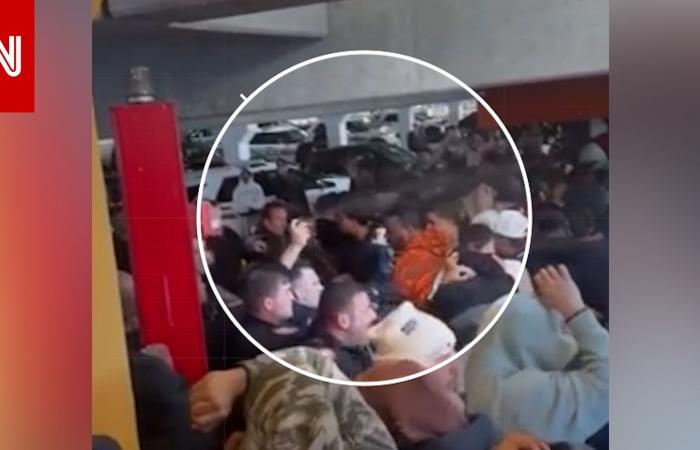 متابعة: فيديو يُظهر ما يبدو إلى تعرض حشد لرذاذ الفلفل بعد إقبال كثيف على متاجر سواتش