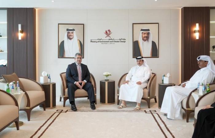 وزير البيئة والتغير المناخي يجتمع مع السفير المصري