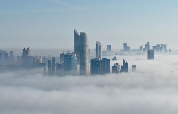 كأنها تطفو بين الغيوم..لقطات جوية تكشف أبراج أبوظبي وسط الضباب