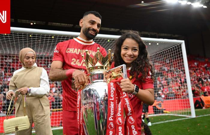 متابعة: برفقة مكة وكيان.. محمد صلاح يشارك متابعيه صورًا من ملعب "أنفيلد"