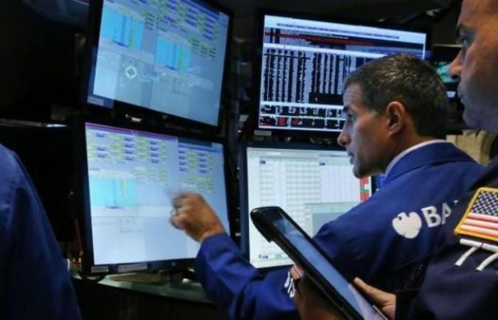 مؤشرات الأسهم الأمريكية تبدأ تعاملاتها على تباين