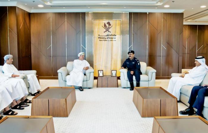 اللواء الركن السويدي يجتمع مع مساعد المفتش العام للشرطة العماني