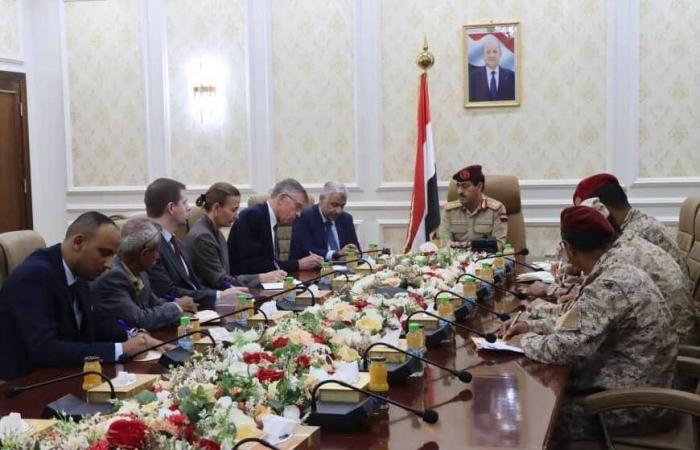 وزارة
      الدفاع
      اليمنية:
      ماضون
      في
      توحيد
      القرار
      العسكري
      وإنهاء
      تعدد
      التشكيلات