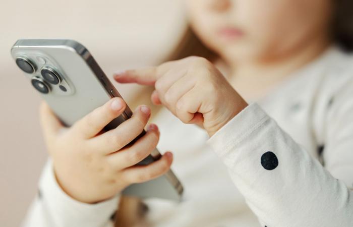 في أمريكا.. تحذير مقلق جديد بشأن مخاطر استخدام الشاشات بين الأطفال والمراهقين