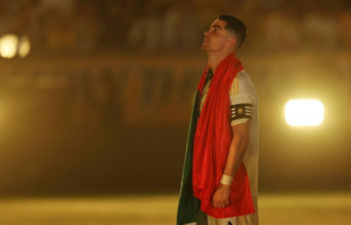 دونيس
      يكشف
      قائمة
      السعودية
      لكأس
      العالم...
      30
      لاعباً
      والفرج
      يغيب