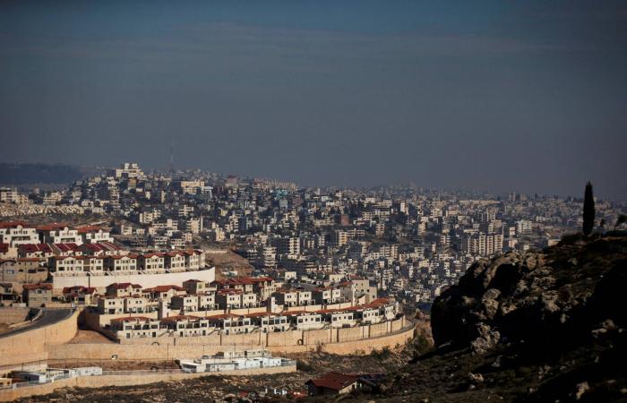 قرية
      «الولجة»
      الفلسطينية...
      كُلما
      أقيم
      فيها
      بيت
      هدمته
      إسرائيل