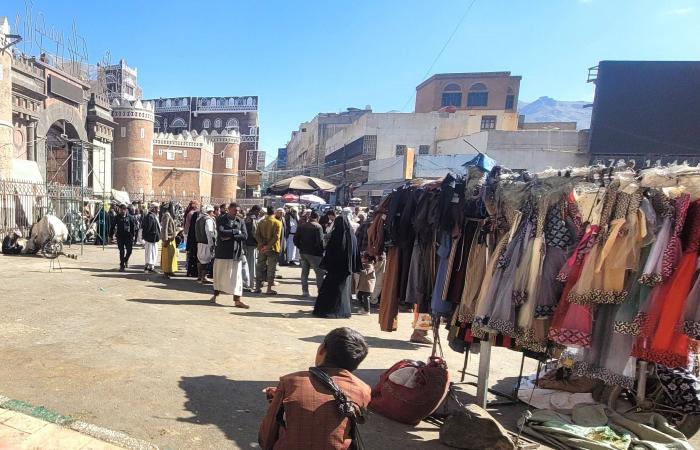 أزمات
      المعيشة
      تُطفئ
      فرحة
      العيد
      بمناطق
      سيطرة
      الحوثيين