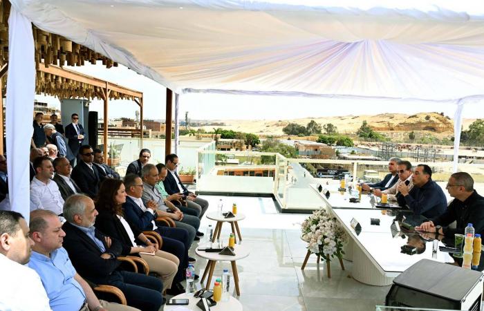 مصر
      لإنهاء
      «صداع»
      نزلة
      السمان
      بجوار
      الأهرامات