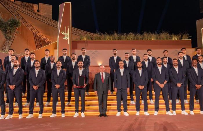 هكذا كرّم العاهل الأردني لاعبي منتخب "النشامى" بعيد الاستقلال الـ80