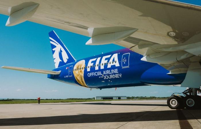 بالصور.. الخطوط القطرية تكشف النقاب عن طائرتها المزدانة بشعار FIFA كأس العالم 2026