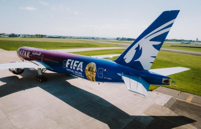 بالصور.. الخطوط القطرية تكشف النقاب عن طائرتها المزدانة بشعار FIFA كأس العالم 2026
