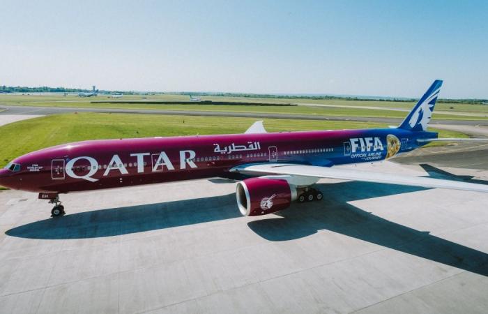 بالصور.. الخطوط القطرية تكشف النقاب عن طائرتها المزدانة بشعار FIFA كأس العالم 2026