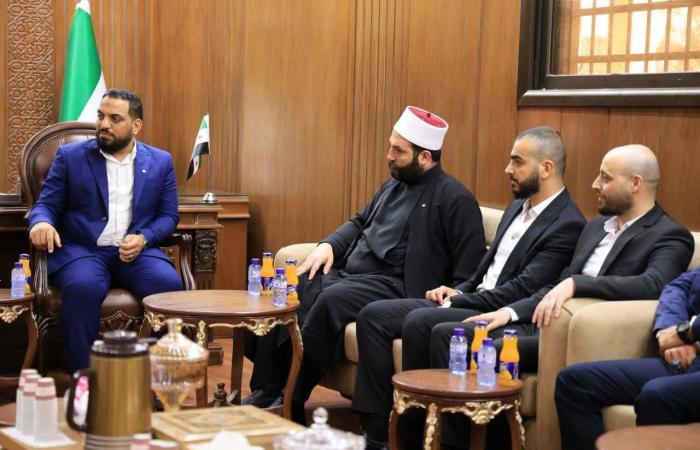 دمشق
      لإعادة
      افتتاح
      الطريق
      بين
      ريف
      السويداء
      الغربي
      والمدينة
      بعد
      عيد
      الأضحى