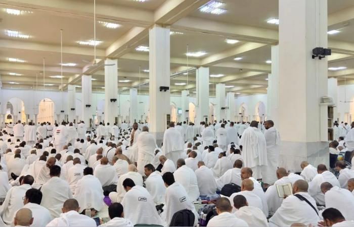 نمرة...
      المسجد
      الذي
      تقام
      فيه
      صلاة
      واحدة
      في
      السنة