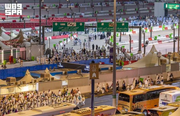  حجاج بيت الله الحرام يتوافدون على مشعر منى لرمي جمرة العقبة الكبرى