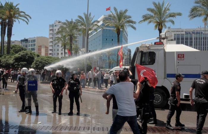 أوزيل
      يحتكم
      إلى
      الشارع
      التركي
      لاستعادة
      زعامة
      المعارضة
