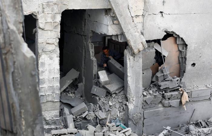 بالصور:
      فلسطينيون
      يشيّعون
      جثمان
      قائد
      «القسام»...
      وإسرائيل
      تكثف
      هجماتها