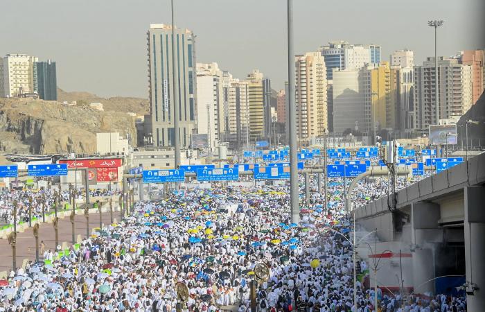 الحجاج
      يرمون
      جمرة
      «العقبة»
      ويتحللون...
      ويستقبلون
      أول
      أيام
      التشريق
