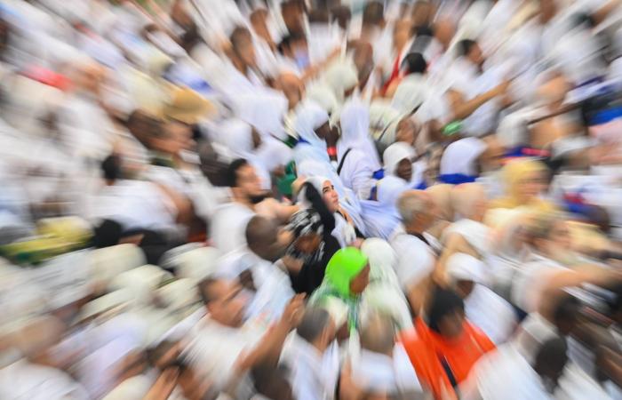 ملامح
      العيد
      في
      منى...
      بهجة
      التمام
      تلتقي
      بروح
      العيد
      في
      صعيد
      واحد