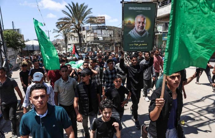 بالصور:
      فلسطينيون
      يشيّعون
      جثمان
      قائد
      «القسام»...
      وإسرائيل
      تكثف
      هجماتها