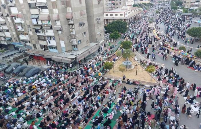 المصريون
      يحتفلون
      بالعيد
      في
      الشواطئ
      والحدائق
