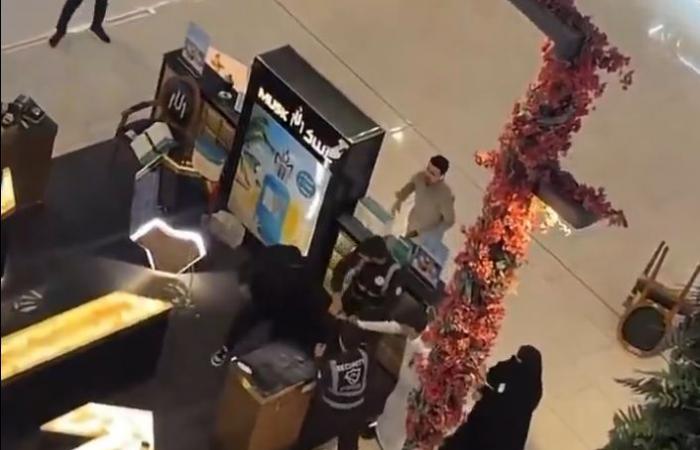 بالفيديو| بائعة عطور تحطم متجرها في الرياض .. ووزارة الموارد البشرية تباشر الحادث