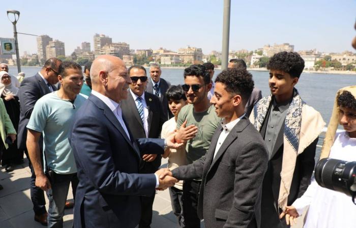 المصريون
      يحتفلون
      بالعيد
      في
      الشواطئ
      والحدائق