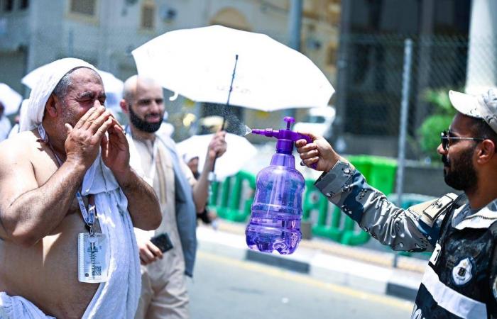 الحجاج
      يرمون
      جمرة
      «العقبة»
      ويتحللون...
      ويستقبلون
      أول
      أيام
      التشريق