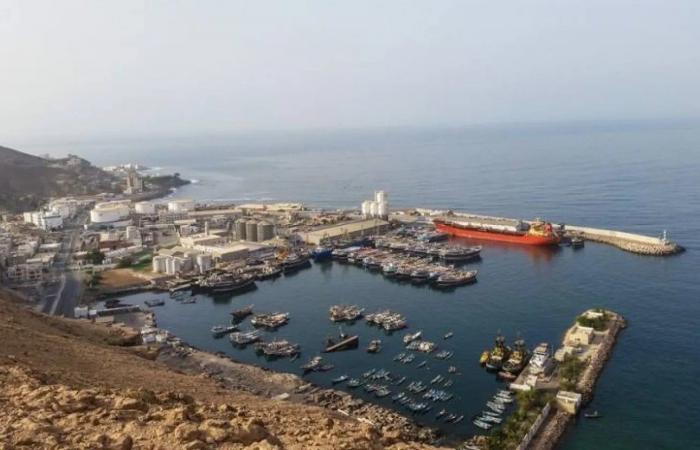 وزير
      النقل
      اليمني
      لـ«الشرق
      الأوسط»:
      نسعى
      لتطوير
      ميناءين
      مطلين
      على
      بحر
      العرب