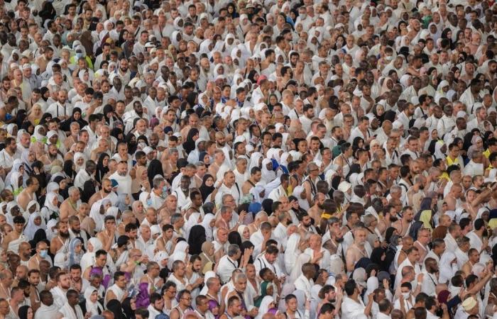 حجاج بيت الله يؤدون طواف الإفاضة في المسجد الحرام