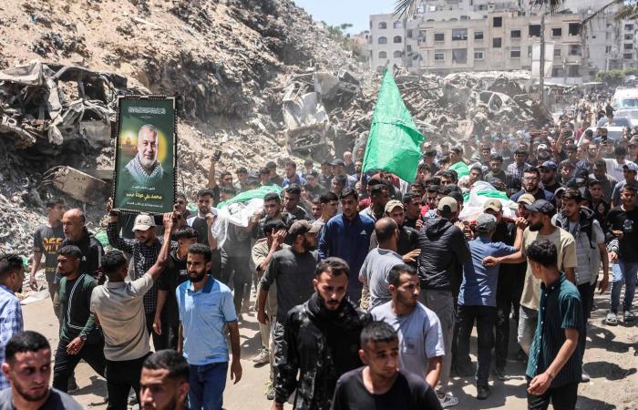 بالصور:
      فلسطينيون
      يشيّعون
      جثمان
      قائد
      «القسام»...
      وإسرائيل
      تكثف
      هجماتها