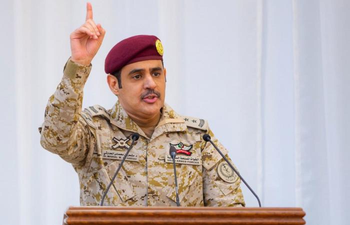 السعودية.. بيت بقصيدة أمام محمد بن سلمان أثناء استقبال المهنئين بالعيد يلاقي رواجا