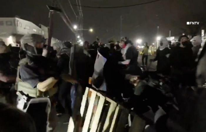 شاهد.. اشتباكات بين متظاهرين وعناصر إدارة الهجرة والجمارك الأمريكية في نيوجيرسي