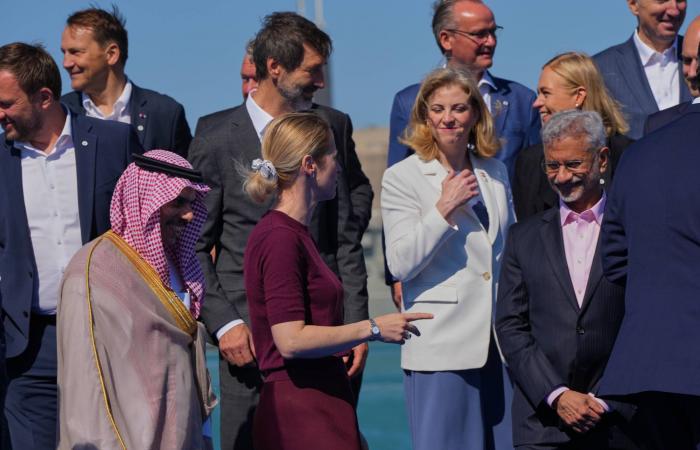 الأوروبيون
      يحاذرون
      الوقوع
      بـ«الفخ»
      الروسي
      في
      المسألة
      الأوكرانية